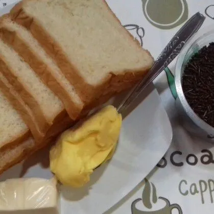 Siapkan bahan. sosis dan sambal tidak terfoto ya.