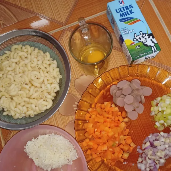 Siapkan semua bahan, lalu tumis sampai wangi bawang merah, bawang putih, lalu wortel & sosis.