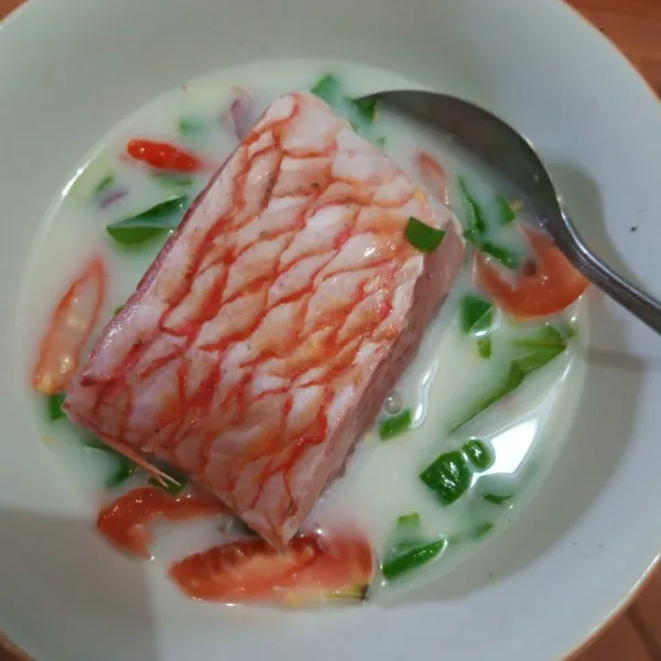 Masukkan air secukupnya aduk rata, kemudian masukkan ikan kakap merah.