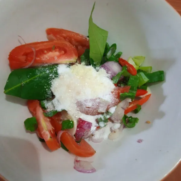 Campurkan semua bumbu, santan, garam, gula dan kaldu bubuk secukupnya.