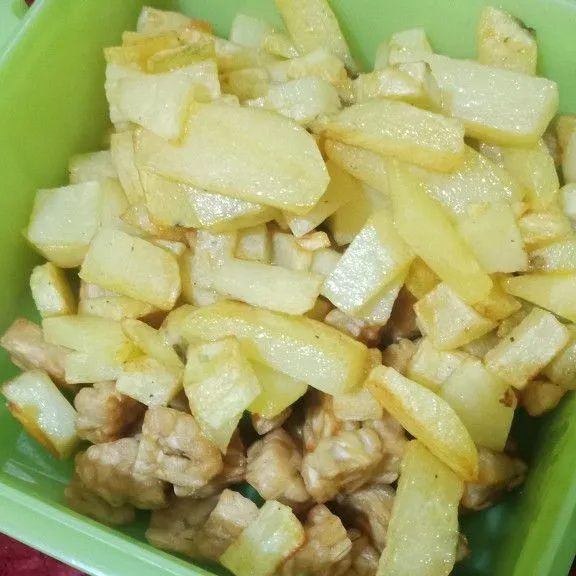 Goreng setengah matang kentang dan tempe.
