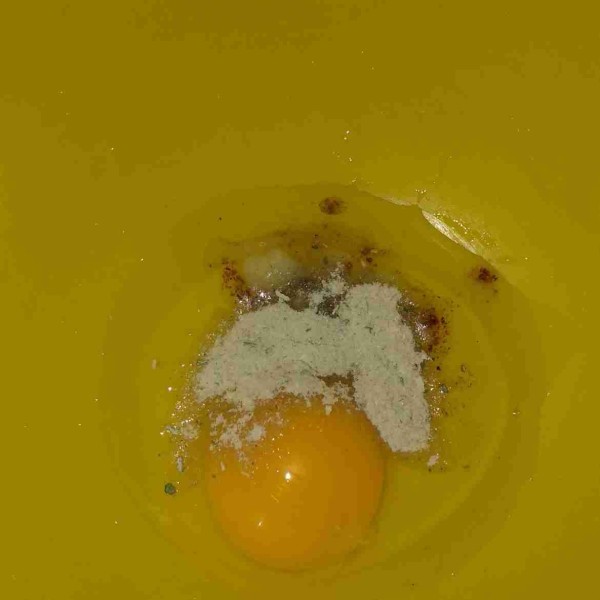 Campurkan telur dan bumbu mie instant