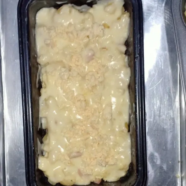 Tata macaroni di atas pyrex/ramekin/alumunium cup,3/4 aja..siram dengan saus putih.taburi sedikit keju parut+oregano/parsley sesuai selera yaa,siap dipanggang