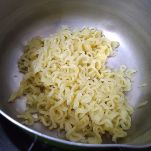 Rebus mie instan 2 menit, kemudian tiriskan.