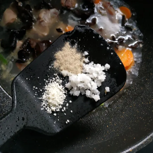 Tambahkan garam, kaldu jamur dan merica bubuk.