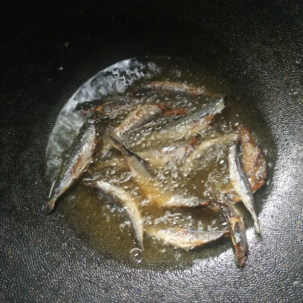 Goreng ikan hingga garing, sisihkan.