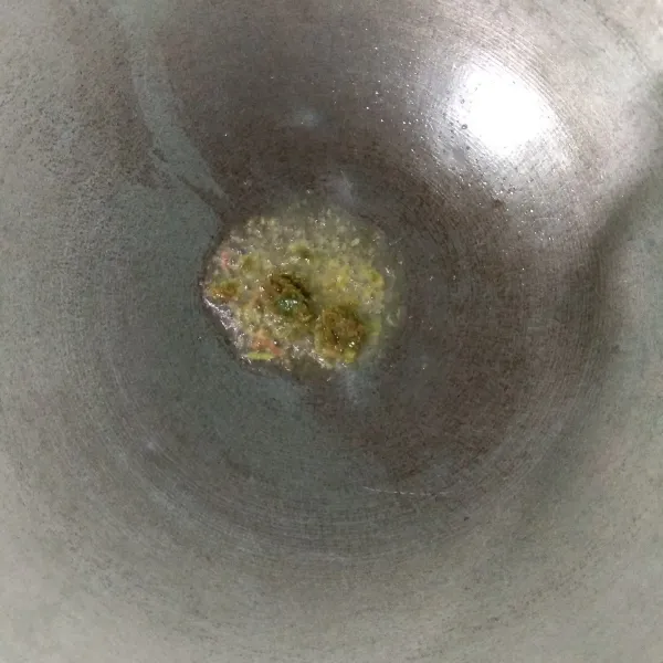 Uleg bumbu halus, lalu panaskan minyak, masukan bumbu halus, masak hingga harum.