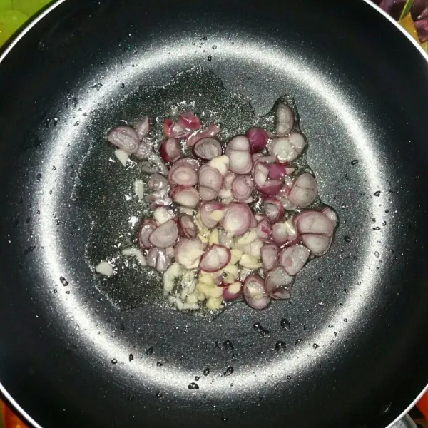 Panaskan minyak, tumis bawang merah dan putij sampai layu dan wangi.