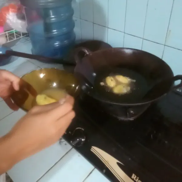 Celupkan adonan kentang keputih telur. Lalu goreng sebentar.