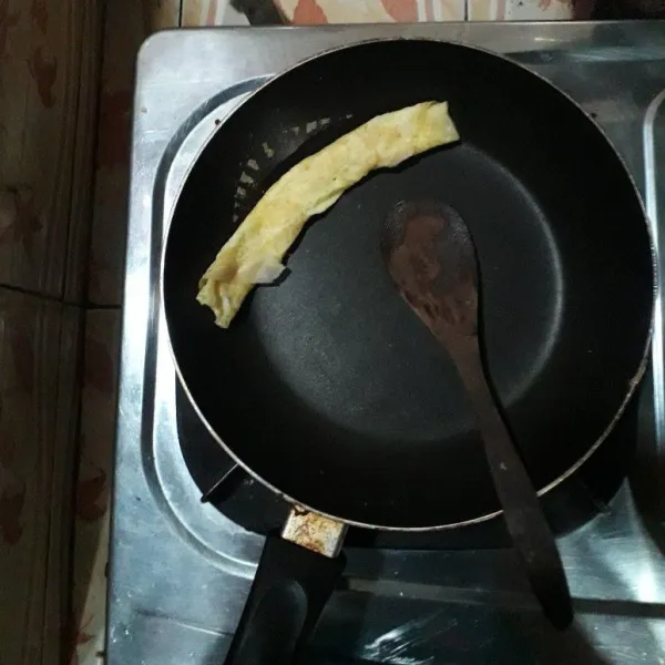 Tuang sedikit adonan telur lalu gulung .