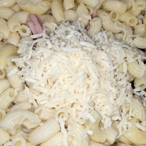 Masukkan macaroni rebus+keju aduk asal rata yah