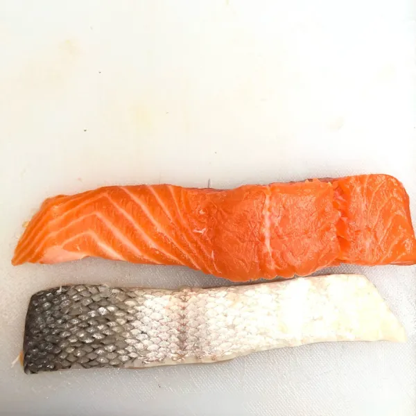 Pisahkan kulit salmon dengan dagingnya secara perlahan agar tidak merusak daging salmon.