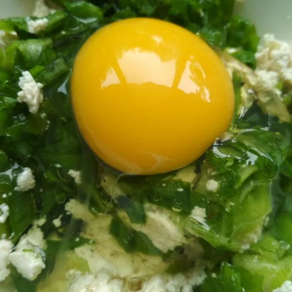 Tambahkan potongan daun bawang dan telur aduk rata