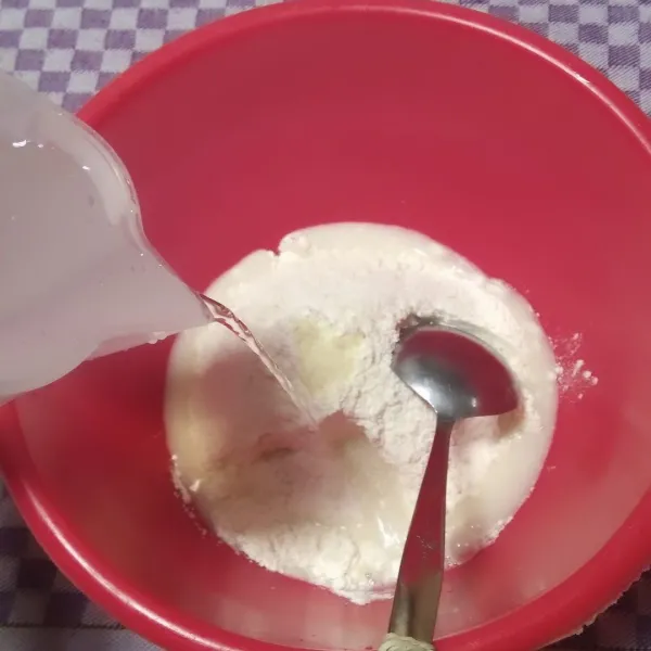 Campur tepung terigu, ½ sdt merica, 1 sdm kaldu bubuk, larutkan dengan air secukupnya jangan terlalu lembek. (Seperti membuat bakwan).