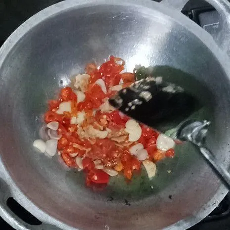 Tumis bawang putih, bawang merah, dan cabe.