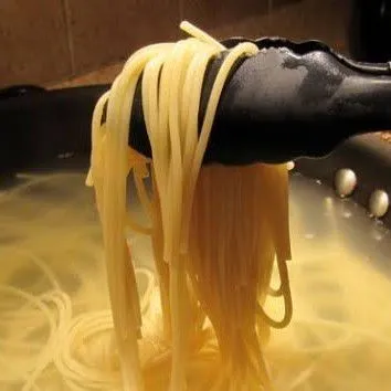 Siapkan air 1000 cc untuk merebus spaghetti hingga empuk (5 menit) tiriskan.
