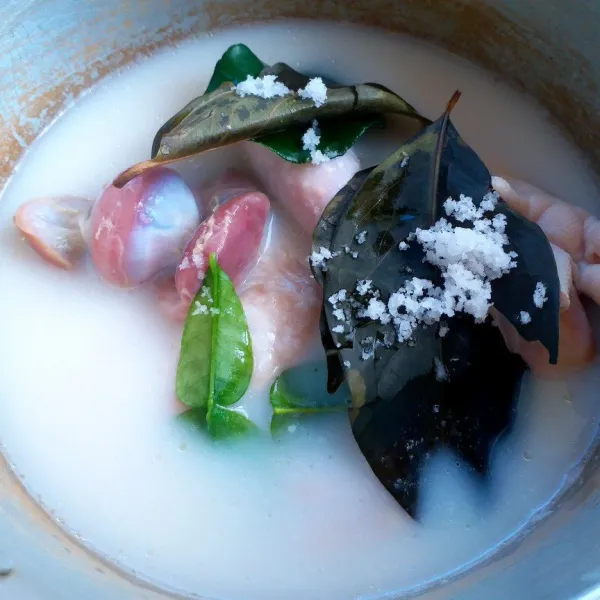 Masukkan semua bahan untuk merebus ayam kedalam panci, kecuali santan kental sisihkan dulu. Masak hingga santan meresap, sambil sesekali diaduk-aduk.