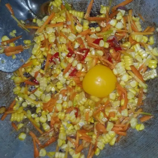 Masukkan telur aduk rata. Masak sampai telurnya matang, masukkan gula, garam, lada dan penyedap. Tes rasa. Ssesaat sebelum diangkat masukkan tomat, aduk aduk sebentar lalu angkat.