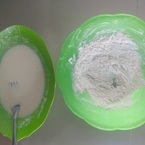 Siapkan tepung kering, dan tepung basah.