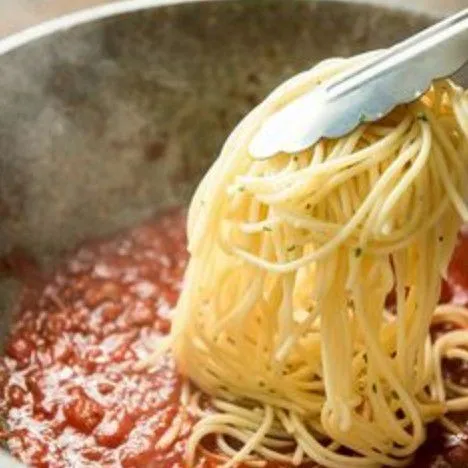Masukkan mie spaghetti ke dalam saus, aduk rata. Biarkan meresap sebentar.