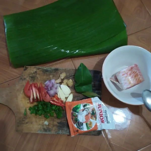 Iris tipis bawang merah, bawang putih, lengkuas, tomat, bawang daun, rawit.