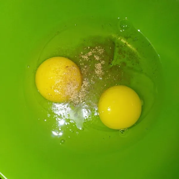 Kocok telur bersama penyedap hingga rata.
