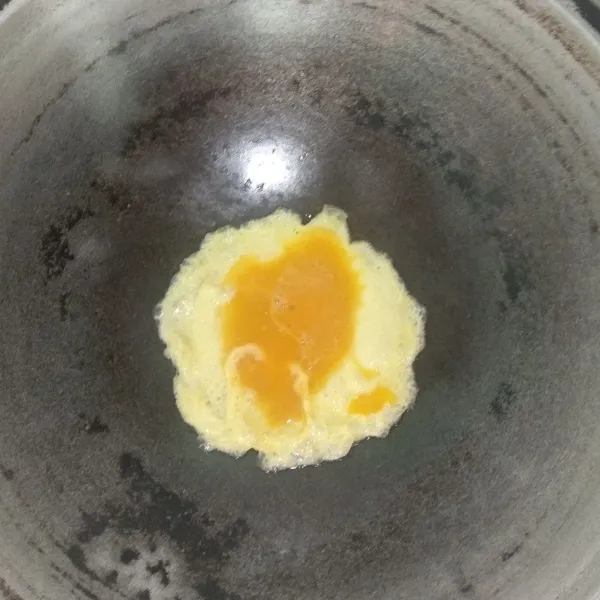 Buat telur dadar tipis, tiriskan.