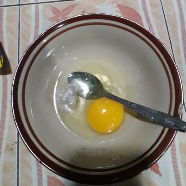 Ceplok telur pada mangkuk, tambahkan garam dan lada. Kemudian kocok sampai tercampur rata.