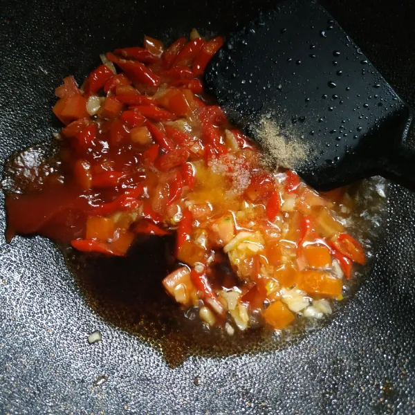 Tambahkan tomat, masak hingga tomat layu, kemudian tambahkan air, saos tomat, saos tiram, gula, garam dan merica, aduk rata.
