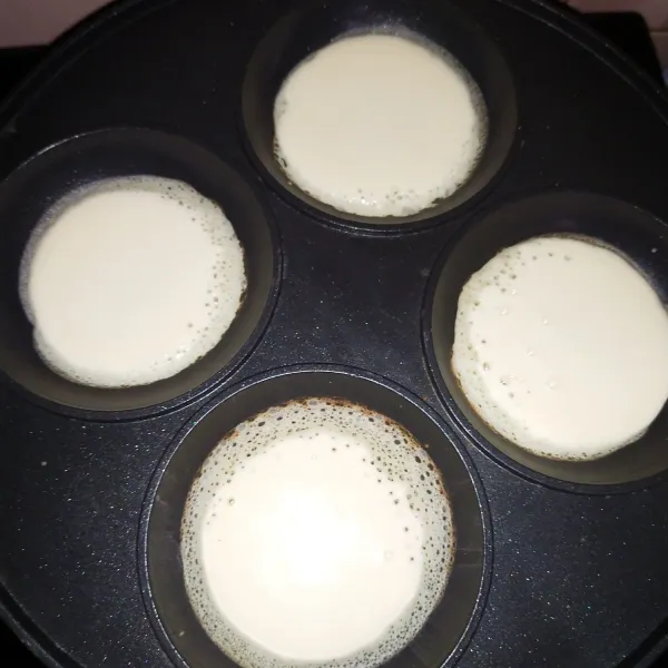 Masukkan 1 sendok sayur kedalam cetakan, tanpa dioles minyak. Tutup adonan jika sudah berongga.