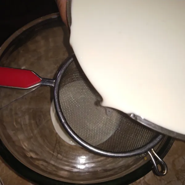 Saring adonan, agar tidak ada gumpalan.