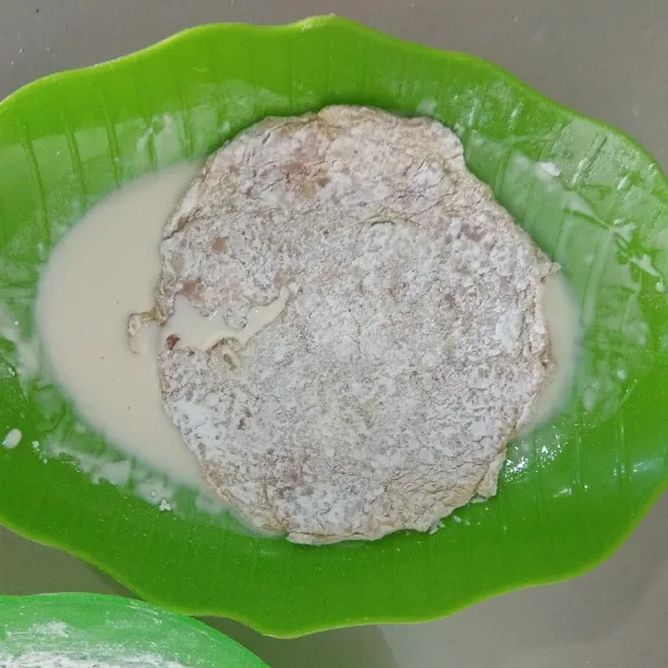 Lalu celupkan ke tepung basah, dan balurkan ketepung kering lagi sambil dicubit cubit, dan tepuk tepuk.