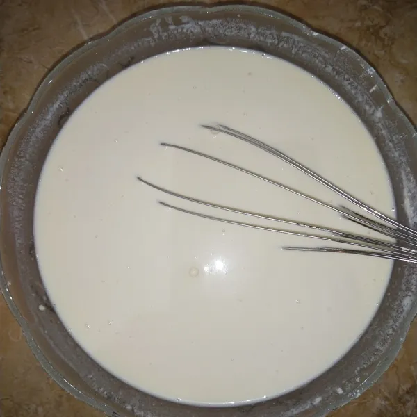Aduk terus dengan whisk hingga tidak ada yang menggumpal.
