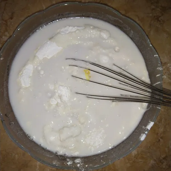 Masukkan semua bahan menjadi satu, dan santan.