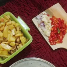 Potong semua bahan yang akan dimasak.