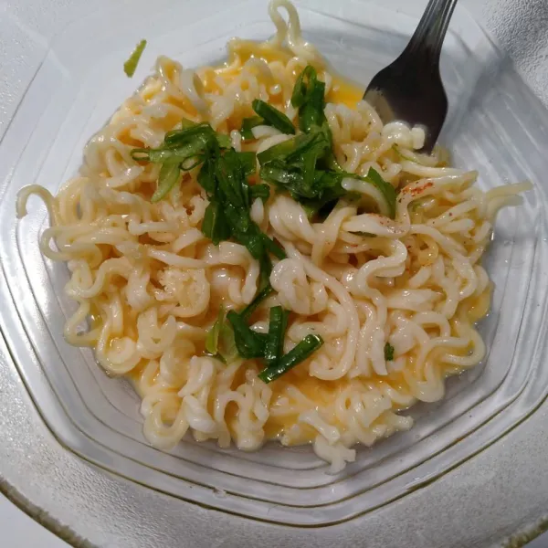 Beri bumbu mie instan, gula dan irisan bawang prei. Aduk rata kembali.