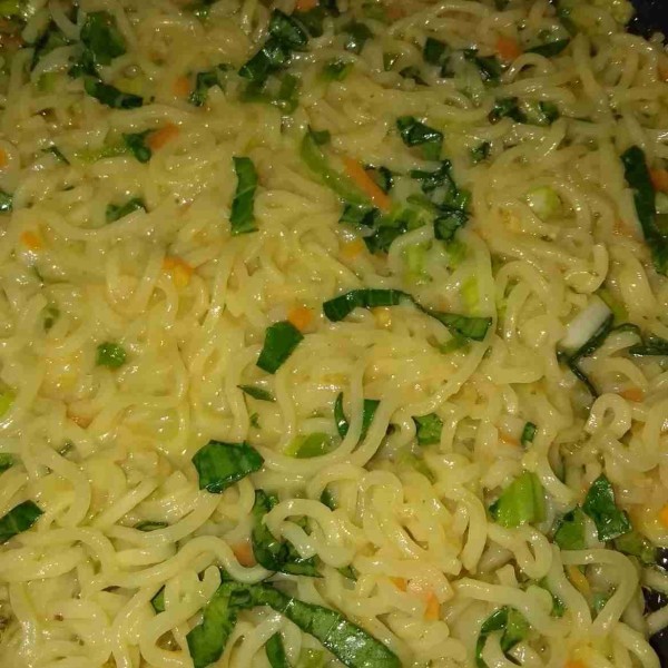 Panaskan teflon, tuangkan adonan omelett dan ratakan. Kecilkan api agar matang merata.