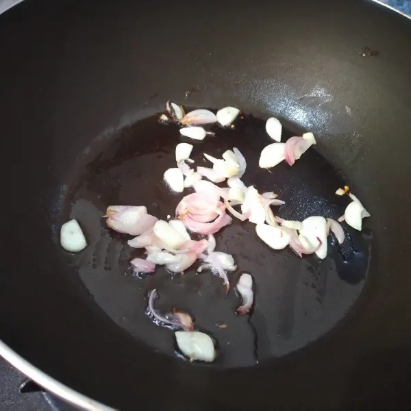 Tumis bawang hingga layu.