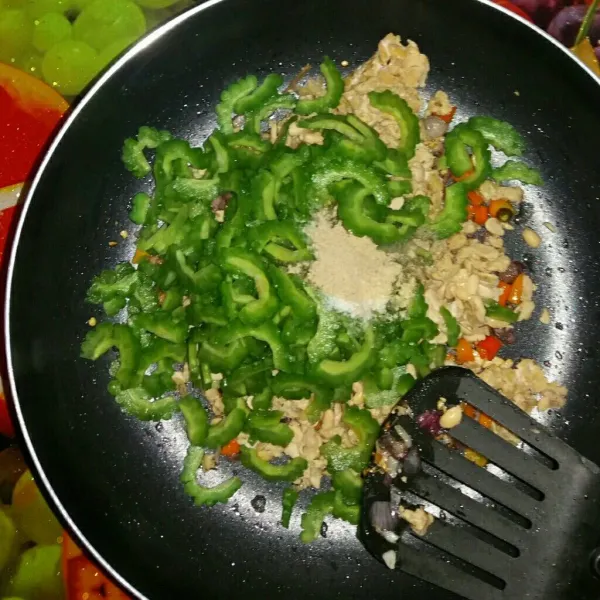 Masukkan tempe, pare, garam, kaldu bubuk, merica bubuk, gula pasir. Masak beberapa menit.