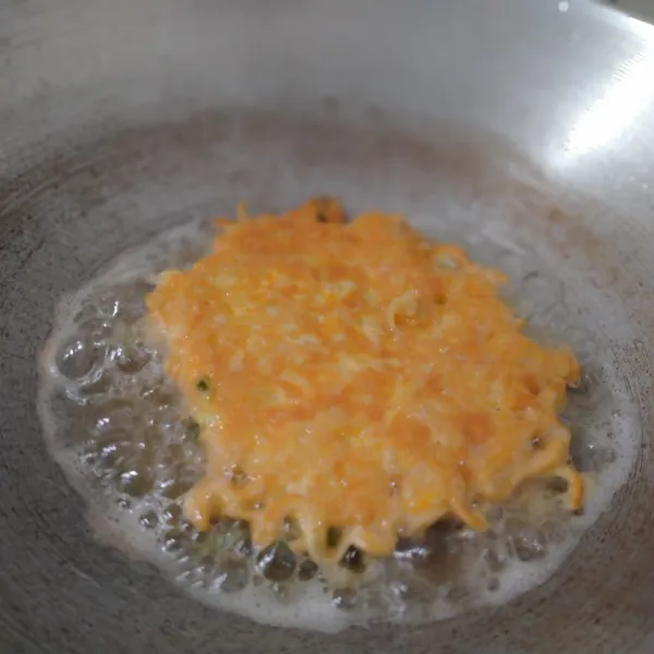 Balik sekali saja. Goreng hingga matang dan kedua sisi berwarna cokelat keemasan. Lalu angkat dan tiriskan. Siap disajikan.