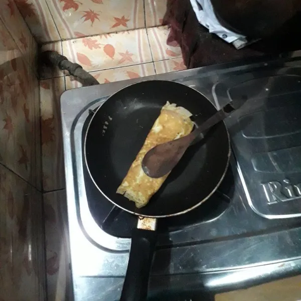 Setelah matang gulung telur.