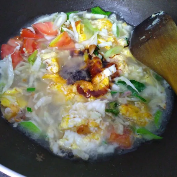 Beri kaldu jamur, saos tiram, dan bumbu mie instan. Aduk rata, tes rasa. Kemudian angkat, siap disajikan.