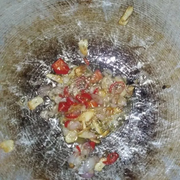 Tumis bawang putih sampai harum, lalu masukkan bawang merah tumis sampai layu. Lalu masukkan cabe merah tumis sebentar.