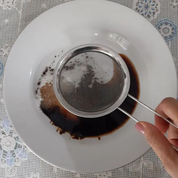 Aduk dengan cara memutar hingga warna kopi menjadi coklat.