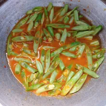 Masukkan buncis dan air. Aduk rata. Masak sampai buncis matang dan kuah menyusut.