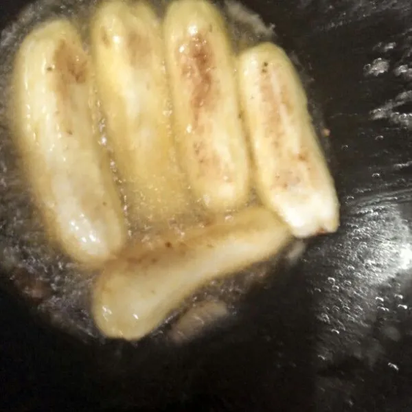 Panaskan minyak lalu panggang pisang.