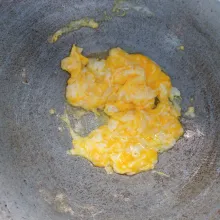 Goreng telur. Sambil diorak-arik.