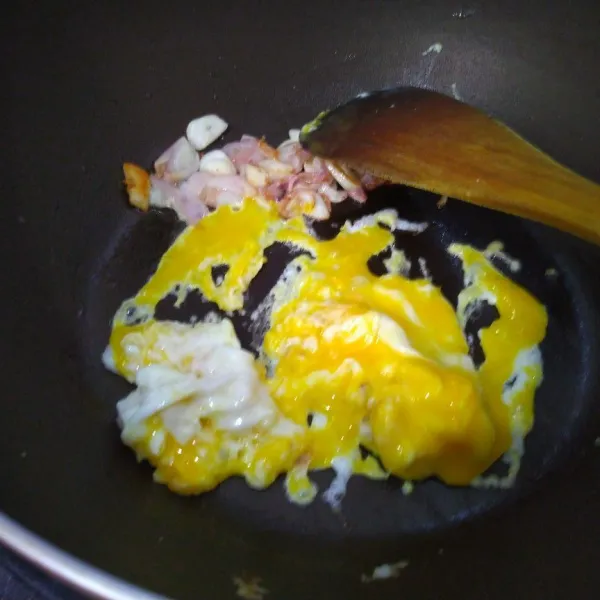Dalam wajan yang sama tepikan bawang tumis, kemudian pecahkan telur dan buat orak-arik, aduk cepat.