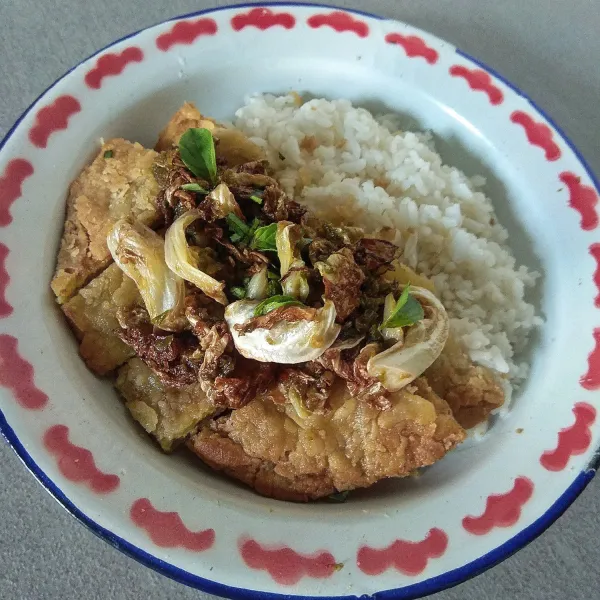 Tata nasi, telur crispy dan beri sambal kol di atasnya.