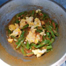 Masukan telur orak-arik. Aduk rata. Angkat dan sajikan.